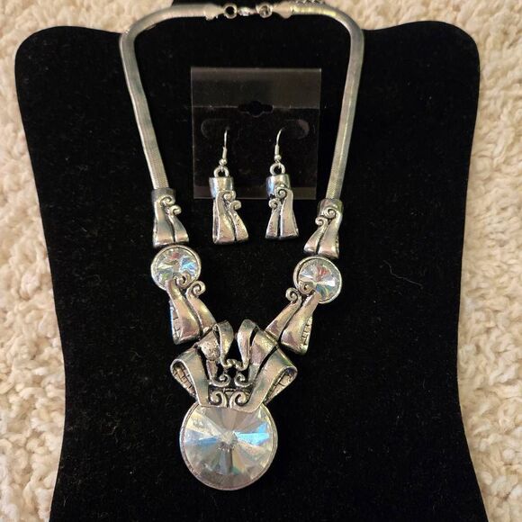 NWOT Silver Chunky Big Rhinestone Necklace + Earrings Set - Picture 3 of 10